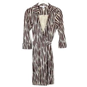 DVF Diane Von Furstenberg Megan Silk True Wrap Dress Feather Print Size 2